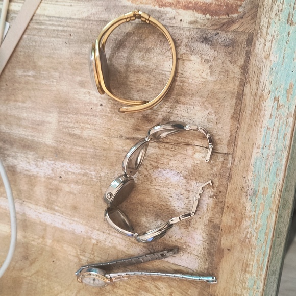 3 watches prob just needs batteries  Kim Rogers,Ann Kline, Waltham.2 stones out - Picture 10 of 10